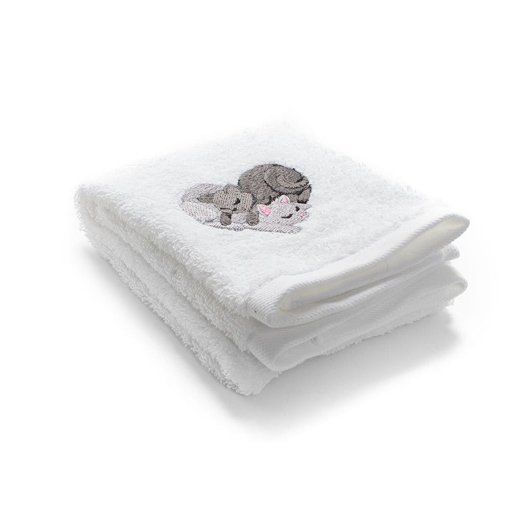 https://triple-t-studios.com/cdn/shop/products/triple-t-studios-towel-heart-cat-hand-towels-29855463014588_1200x.jpg?v=1643384258